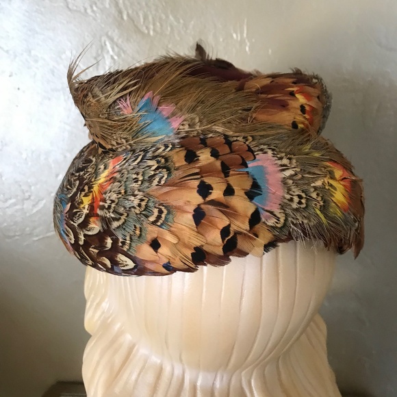 MAGNIFICENT AND UNIQUE 1950s MULTI COLORED PHEASANT FEATHER HAT WITH VELVET BOW main image 9
